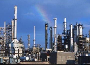 How much does it cost to run an oil refinery?